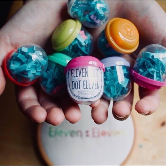 Flies Fly Insect Bug Outdoors Nature Stud Earrings - Picture 6 of 6